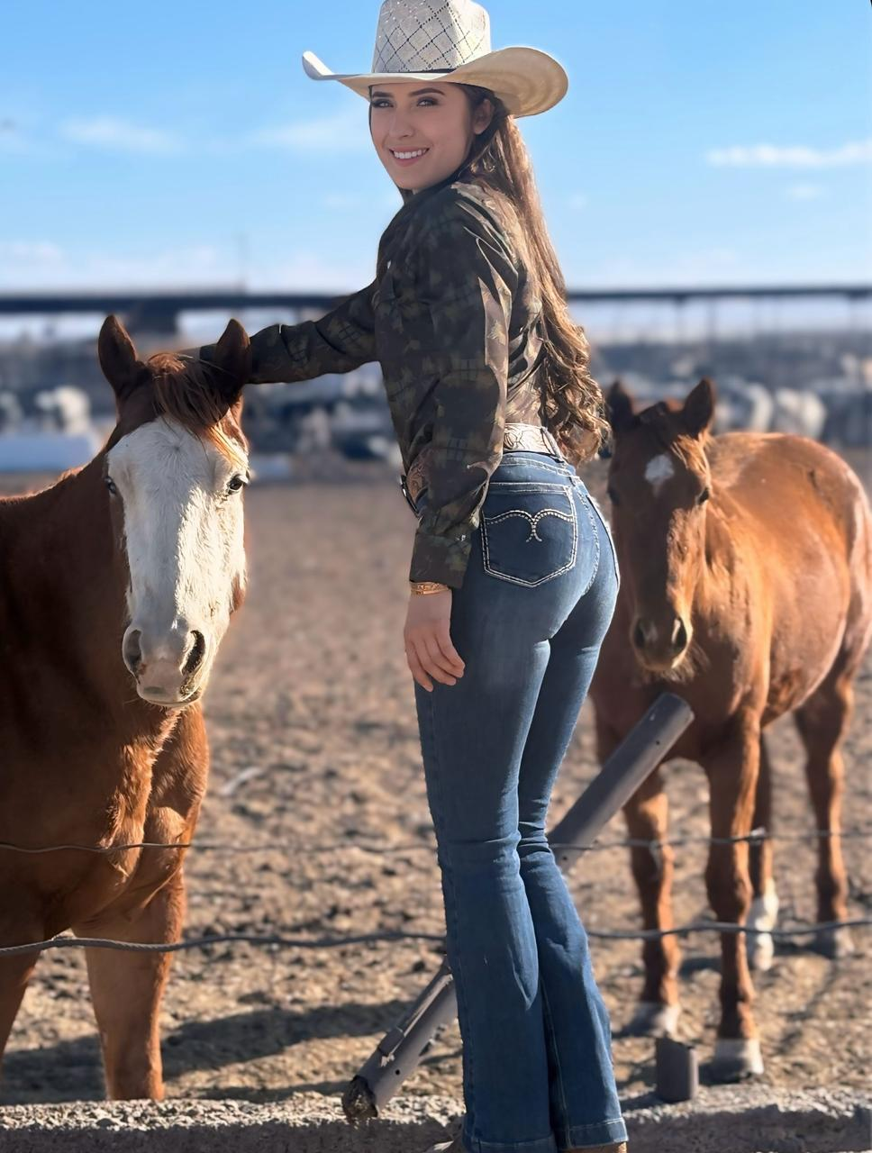 Mujer mostrando pantalón vaquero Icy Denver